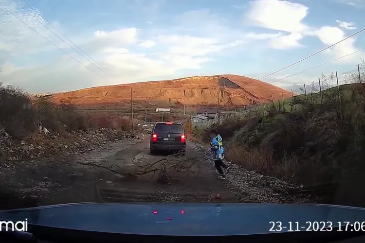 VIDEO - Copiii blochează strada la Pata Rât și cer taxă de trecere: ”Le-ai plătit taxă vamală!”