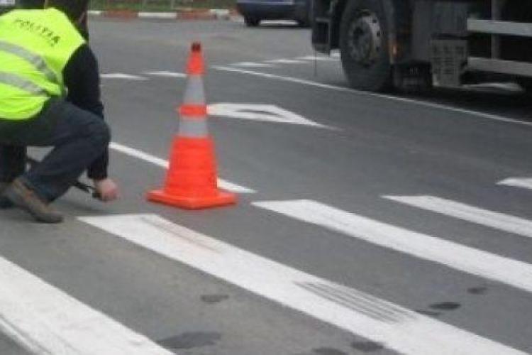 Polițiștii au stat degeaba în timp ce un bărbat a zăcut pe drum minute în şir, rănit grav în urma unui accident. Trecătorii i-au implorat să intervină