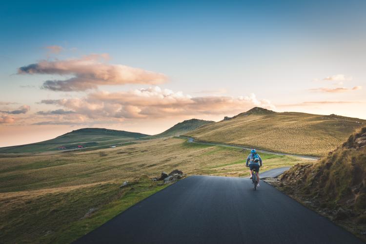 Tișe îi ia fața lui Boc cu un proiect fantastic de piste de biciclete montane. Concurența dintre ”palate” e tot mai acerbă 