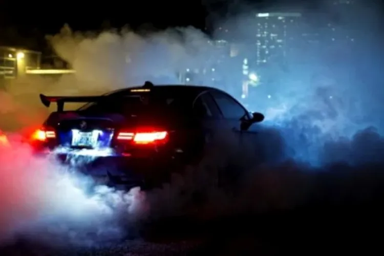 Un șmecheraș din Cluj i-a sfidat pe polițiști. Își tura roțile în timp ce agenții scriau amenda, fără a se teme de puterea legii 