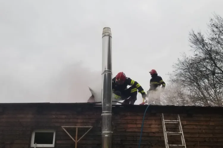 Cabană cuprinsă de flăcări în comuna Baciu! Incendiul a pornit de la jarul căzut din soba defectă