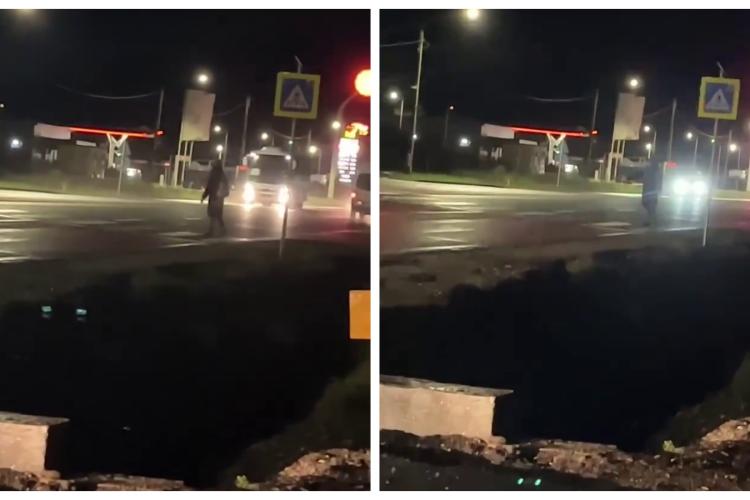 VIDEO - Situație alarmantă în Jucu! O femeie stă cu lanterna ca să poată traversa strada: Mama așteaptă 20 - 30 de minute ca să traverseze
