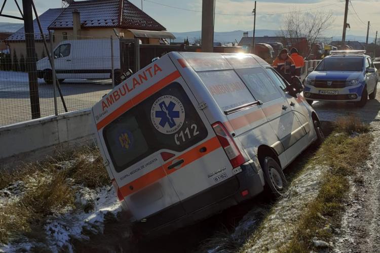 ACCIDENT într-o localitate clujeană! O ambulanță care transporta un pacient a ajuns în șanț - FOTO