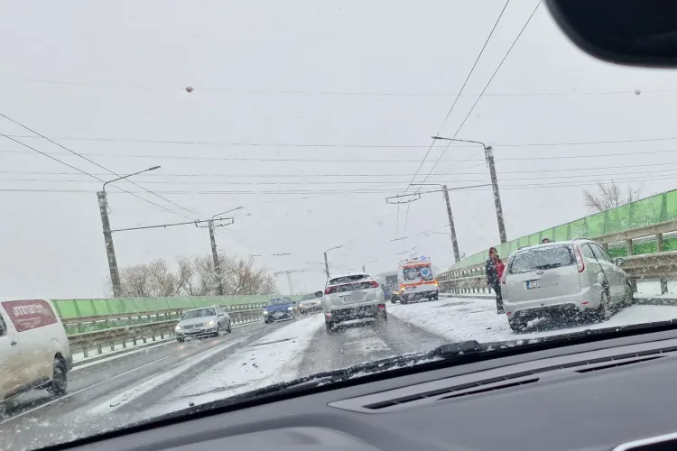 Iarăși ne-a luat iarna pe nepregătite? Accident pe podul de la Terapia - FOTO