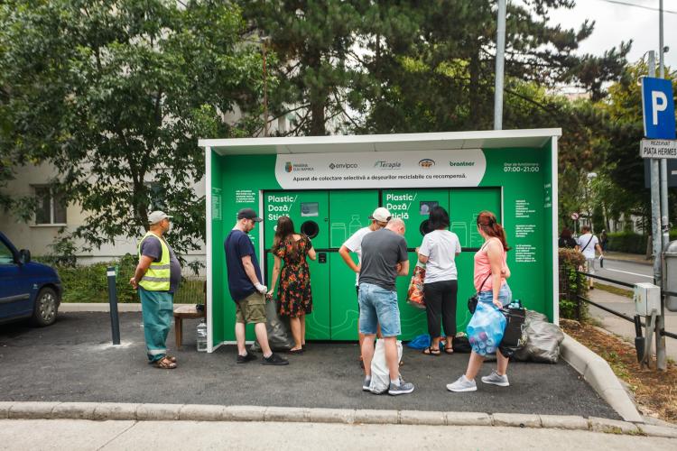 Clujenii, supărați din cauza cozilor de la aparatele pentru reciclare cu recompensă: „Aștepți după persoane care au de reciclat cantități industriale”