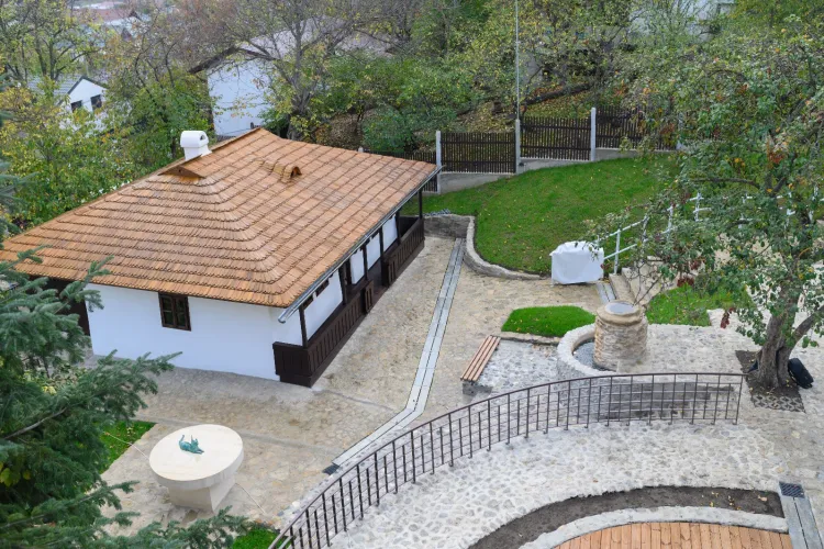 Românilor nu le place cum a fost renovată bojdeuca lui Ion Creangă: ”Bojdeuca lui Creangă a ajuns pensiune-model cu încălzire prin pereţi şi gazon” - FOTO