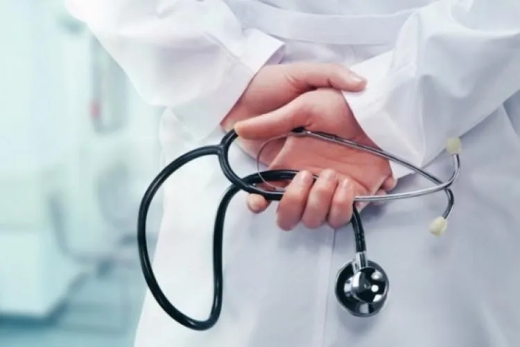 Mulți medici rezidenți ajung să renunțe la specialitățile dificile sau cu risc mare de malpraxis. Rectorul UMF Cluj: ,,Este important să analizăm cauzele