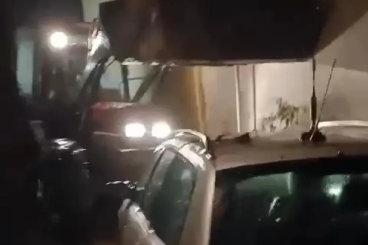 Un bărbat i-a distrus gospodăria vecinului cu buldoexcavatorul, după ce s-a îmbătat. Consăteanul îi făcuse avansuri soției 