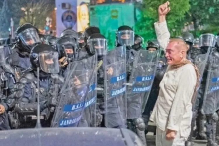 Rareș Bogdan a pierdut procesul cu ”Fantoma în alb”, colonelul care a coordonat intervenția jandarmilor la protestele din 10 august