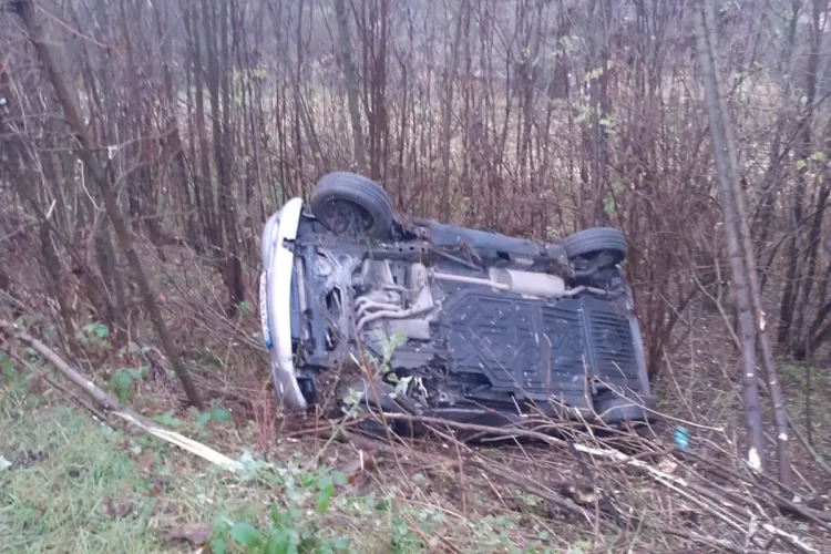 Mașină răsturnată între localitățile Cămărașu și Mociu. Șoferul nu a vrut să fie consultat de paramedici- FOTO