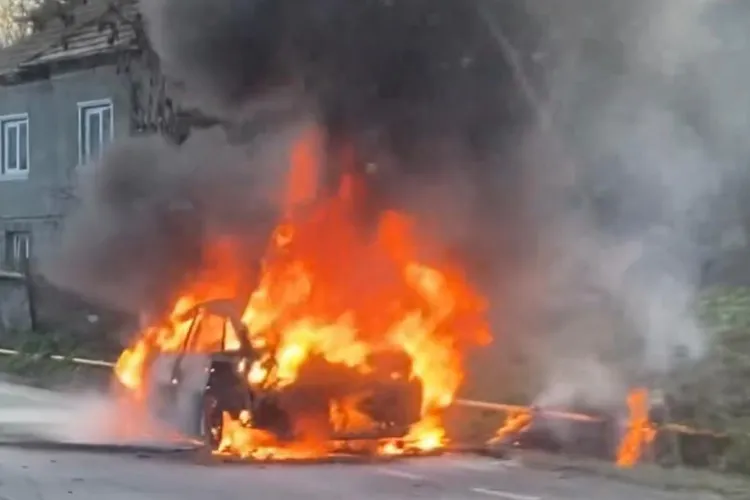 O mașină a fost cuprinsă de flăcări în Feleacu! A ars ca o torță