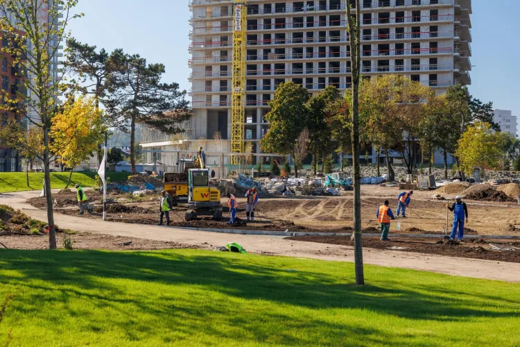 Prețuri în turnul de 18 etaje, de lângă Parcul Feroviarilor: ”Dacă mergi cu toți banii la ei, în sacoșă de rafie, atunci iese mai ieftin”