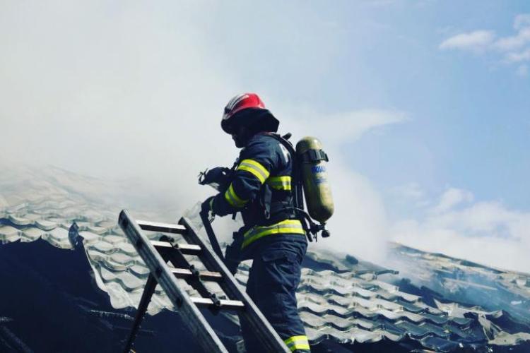 Incendiu la o casă din Sânmărtin, Cluj! Flăcările au pornit de la coșul de fum 