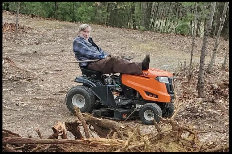 ”Nu haina-l face pe om!” Poveste uimitoare a unui îngrijitor de parc, modest, care era multimilionar și nimeni nu știa asta