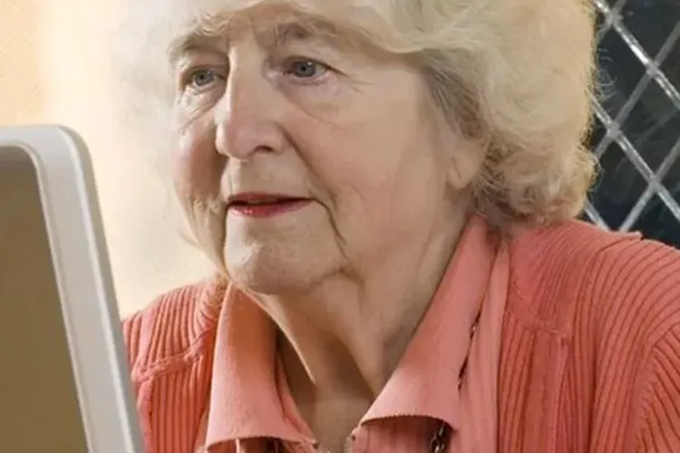 Un tânăr a reușit să înșele o femeie de 75 de ani, care s-a îndrăgostit de el pe Facebook