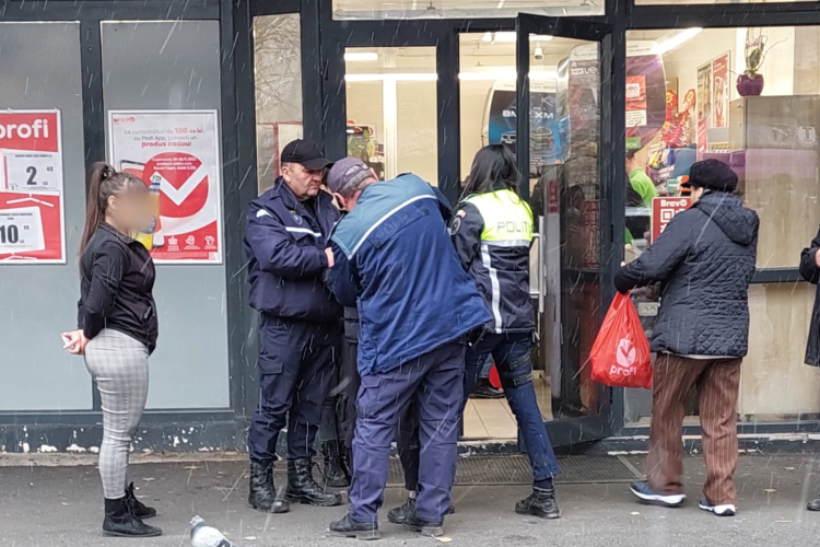 Bărbat încătușat la Profi, în Piața Mărăști - VIDEO și FOTO