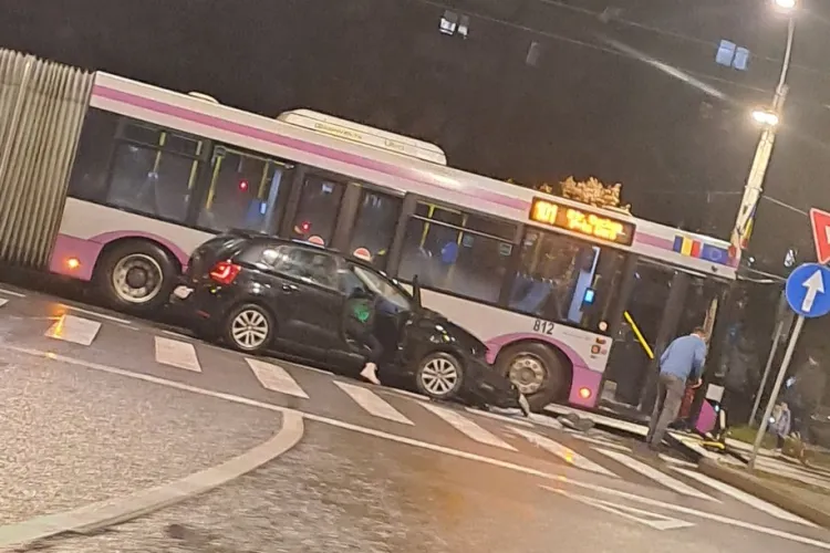 Accident la Podul Calvaria! Un șofer a intrat direct într-un autobuz - FOTO