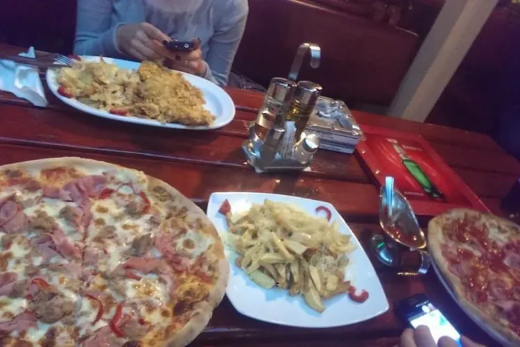 Cluj - Tânără elegantă, căutată după ce a fugit fără să achite pizza - FOTO
