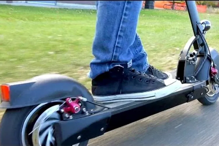 Trotinetă de 3000 de lei, furată din Cluj. Polițiștii i-au prins rapid de făptași 