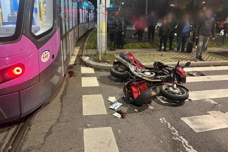 Accident intre un moticiclist si un tramvai sub Podul Calvaria - FOTO