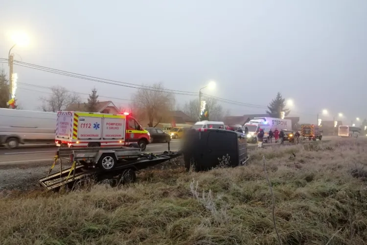 Microbuz răsturnat pe DN1C, în Jucu de Mijloc! Un bărbat a fost transportat la spital de către echipajul SMURD - FOTO
