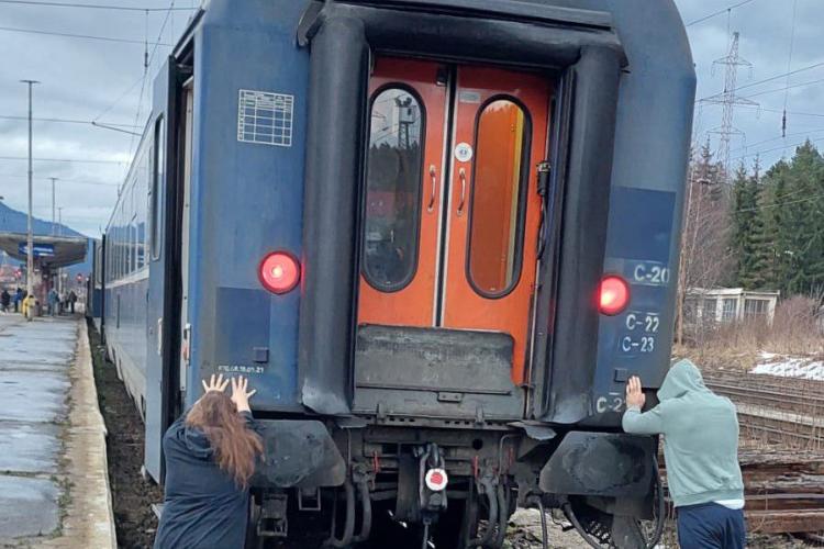Pasagerii unui tren CFR, care s-a defectat pe ruta București-Cluj, au făcut haz de necaz și au ieșit să împingă vagonul