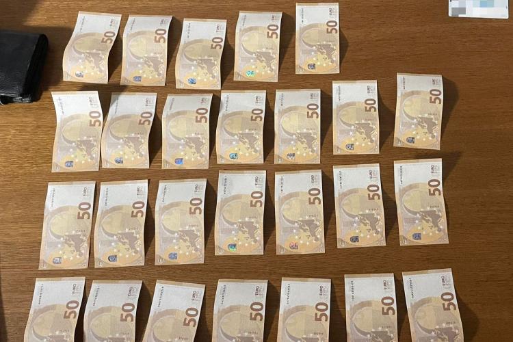 Bancnote de 50 și 100 de euro false, aruncate pe piața din Cluj și Bistrița - VIDEO 