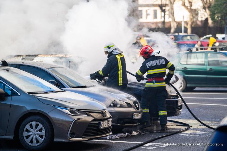 Două autoturisme au luat foc în Mărăști, pe strada Fabricii - FOTO