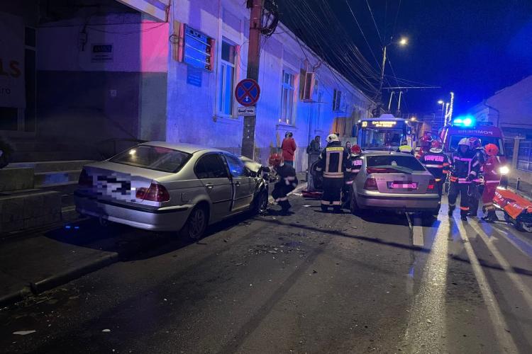 ACCIDENT pe strada Paris! O clujeancă a ajuns la spital, mașina i-a fost lovită în timp ce încerca să intre în curte