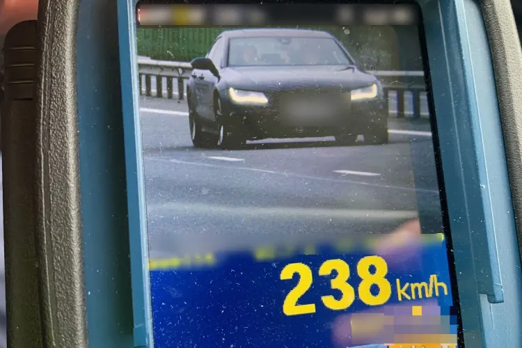 Vitezoman prins cu 238 km/h pe Autostrada Transilvania! I-au luat permisul pe o perioadă record, după ce a făcut pe rebelul