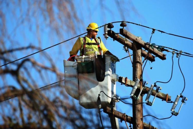 Zeci de străzi din Feleacu, Dezmir, Cojocna, Florești și Gilău nu au curent din cauza unei avarii! Oamenii stau în frig pentru că nu pornesc centralele