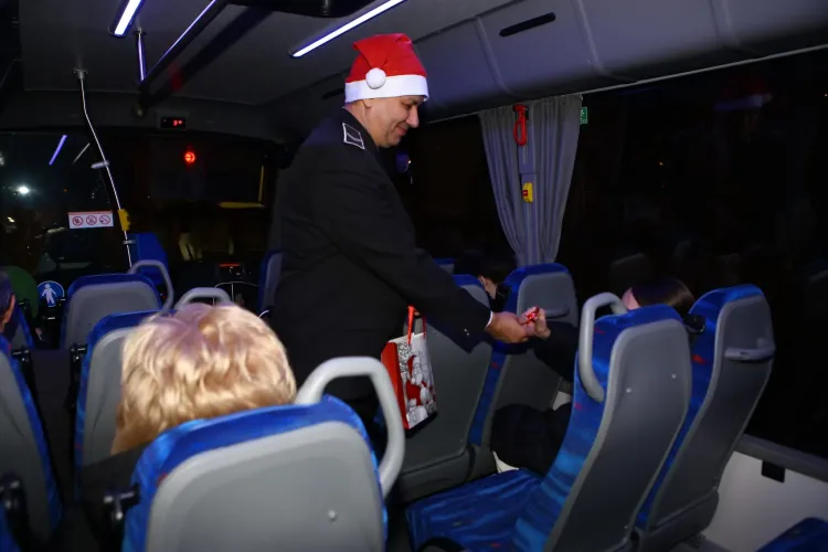 Misiune specială a polițiștilor clujeni! L-au ajutat pe Moș Nicolae să împartă dulcuri copiilor din autobuzele școlare