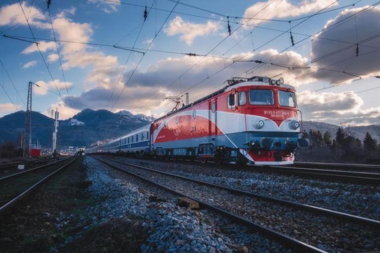 Momente de panică într-un tren cu călători pe ruta Sighetu Marmației - Cluj-Napoca. Locomotiva a luat foc în mers!