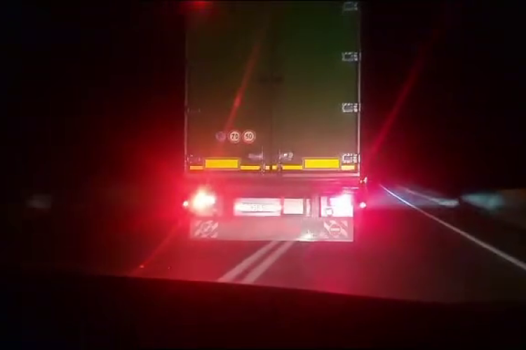 Depășire și sicanare pe centura lui Boc! Un șofer de TIR a fost filmat când ”pedepsea” un alt conducător auto - VIDEO