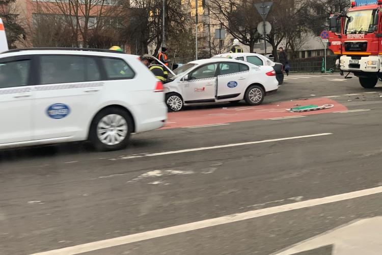 Accident pe Calea Florești! Tamponare între un taxi și alt autoturism: „Așa e când nu se acordă prioritate” - FOTO