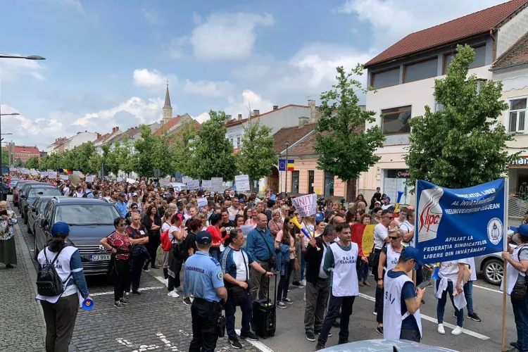 Ministerul Finanţelor anunţă că a fost o greşeală în OUG: Salariile profesorilor se vor majora cu 13%, de la 1 ianuarie, aşa cum se stabilise