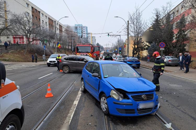 Accident cu două mașini pe strada Primăverii! Două persoane sunt consultate de echipajele SAJ