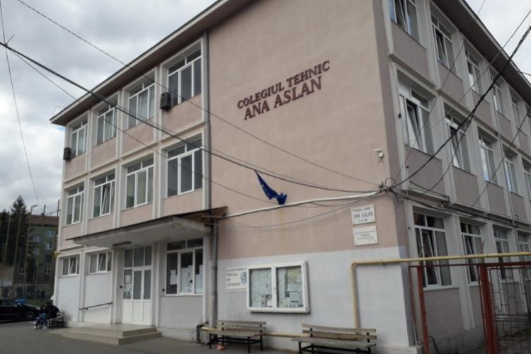 „Doreii” Clujului nu dezamăgesc: „La poarta liceului Ana Aslan după fiecare ploaie se formează o baltă, sunt stropiți elevii de mașini”