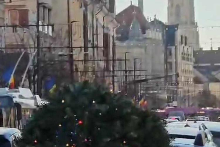 VIDEO. Atmosferă festivă la Cluj! Un șofer și-a pus bradul pe mașină, cu luminițele aprinse, și a dat o tură prin oraș