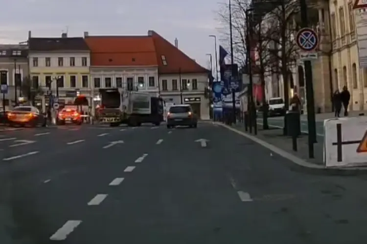 Ca în filmele cu proști! Au gonit amândoi să prindă semaforul verdele și s-au ”șifonat” serios - VIDEO