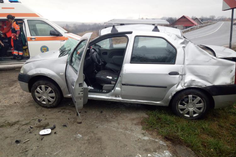 Accident rutier la Topa Mică. O șoferiță a pierdut controlul asupra Daciei - FOTO