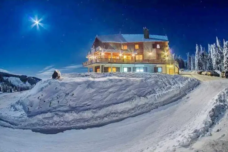 Staţiunea din Ardeal unde zăpada măsoară peste jumătate de metru. Pârtiile sunt deja pline de turiști, deși sezonul abia a început