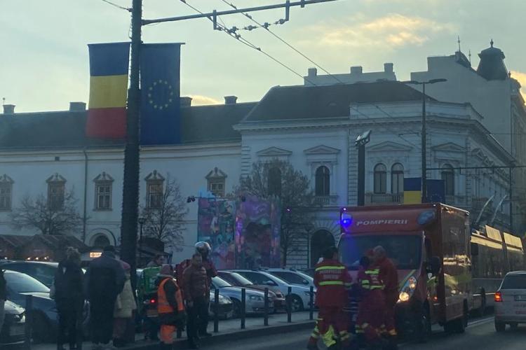 Accident pe strada Memorandumului! O ambulanță SMURD aflată în misiune s-a oprit pentru a oferi ajutor medical 