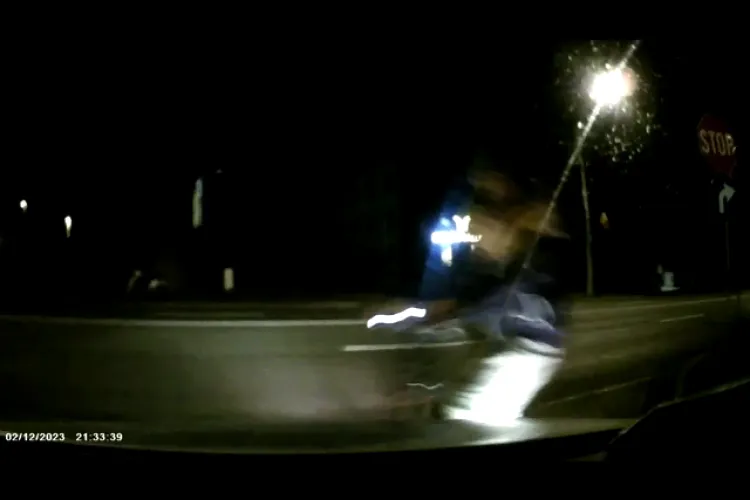 Cluj - Accident cu un trotinetist inconștient! A intrat într-o mașină care se asigura înainte de a ieși pe strada Observatorului - VIDEO