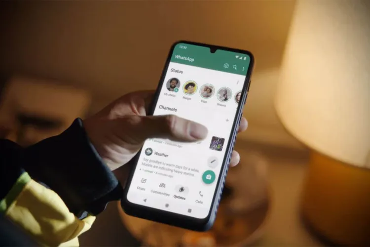 Nouă metodă de înșelătorie a apărut pe WhatsApp. Dacă dai like la postări, primești venituri