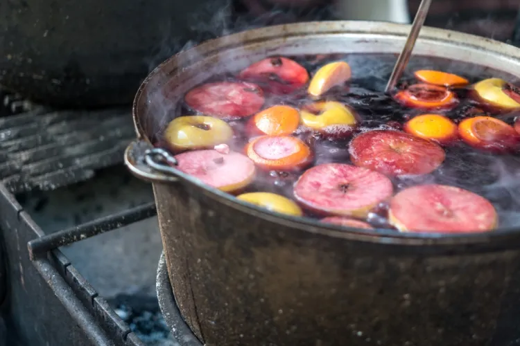 Cât costă un pahar de vin fiert la târgurile de Crăciun din marile orașe ale țării: „În Cluj - 15 lei, jumătate l-am aruncat”