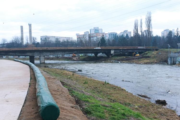 Se repune barajul pentru deșeuri plutitoare pe Someș: „S-a pus și în vară, dar un buștean l-a rupt”