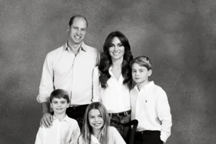 Prea mult photoshop în fotografia de Crăciun a prinților de Wales. Louis nu are un deget, Charlotte, o mână prea lungă