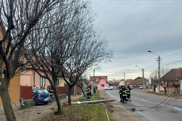 Accident în Turda! Un șofer a intrat într-un stâlp, cabluri de înaltă tensiune au căzut pe o cisternă - FOTO