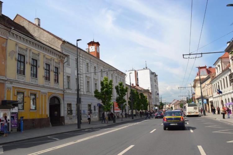 O femeie a fost filmată cum circula pe mijlocul străzii în Cluj-Napoca, printre mașini - VIDEO